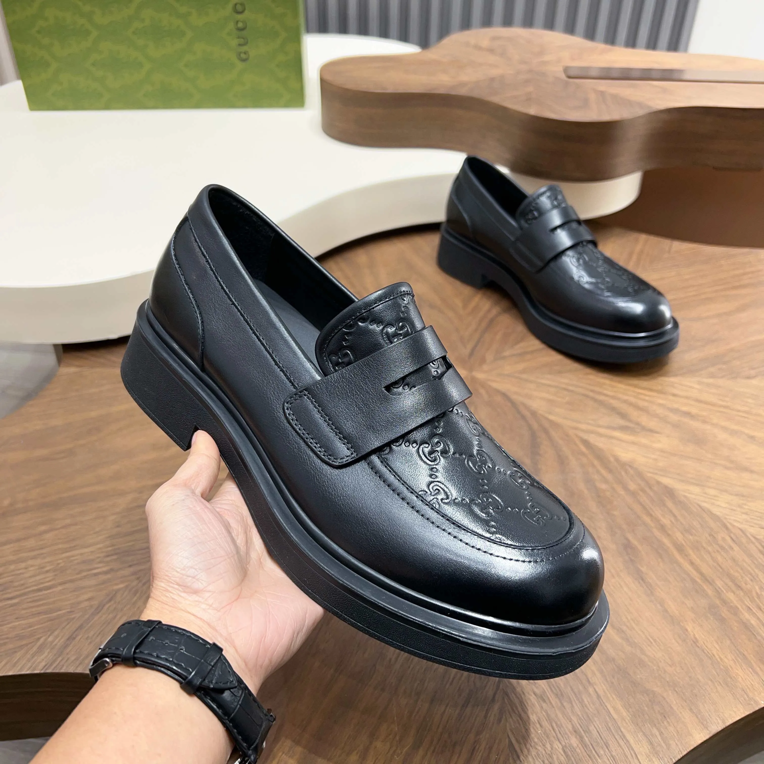💰780 Gucci/Gucci new men’s lace-up shoes with GG details, matte cow leather derby shoes! The design of this men's lace-up shoe is rooted in the brand's heritage. Crafted from premium waxed cow leather, it is embellished with GG printed embossed suede leather details, a nod to Gucci's iconic monogram. The rubber sole decorated with GG pattern adds a touch of modern fashion to this design. Typical three-joint style design. European and American classic version, full calfskin lining. The overall upper texture is soft and the lining is comfortable and breathable. 2CM thickened soft rubber sole, easy to control. Versatile and stylish upper foot, multiple colors available to meet different matching needs, complete package! Size: 39-40-41-42-43-44 leather shoe size (38.45.46 can be customized)